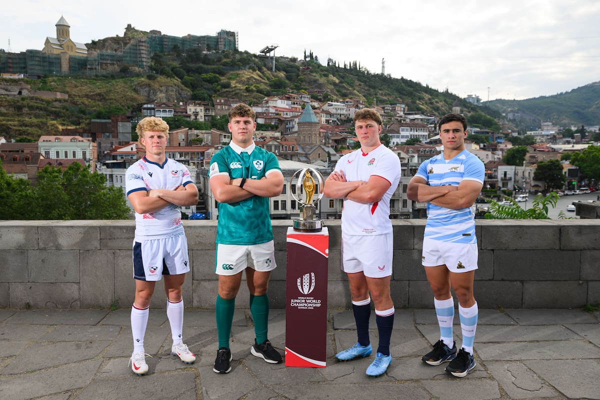 Tomás Dande, el capitán de los Pumitas, posa en Tiflis, Georgia, junto al trofeo del Mundial M-20 y sus colegas de Estados Unidos, Spencer Huntley; Sami Bishti, de Irlanda, y Connor Treacey, de Inglaterra.