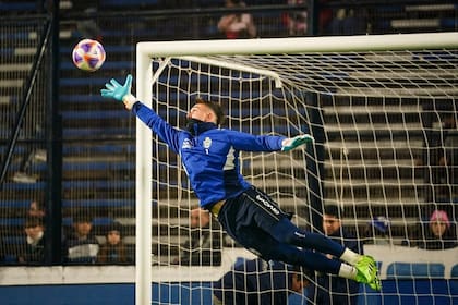 Tomás Durso saca provecho de sus clases de pilates para estirarse lo más posible en busca de atrapar la pelota