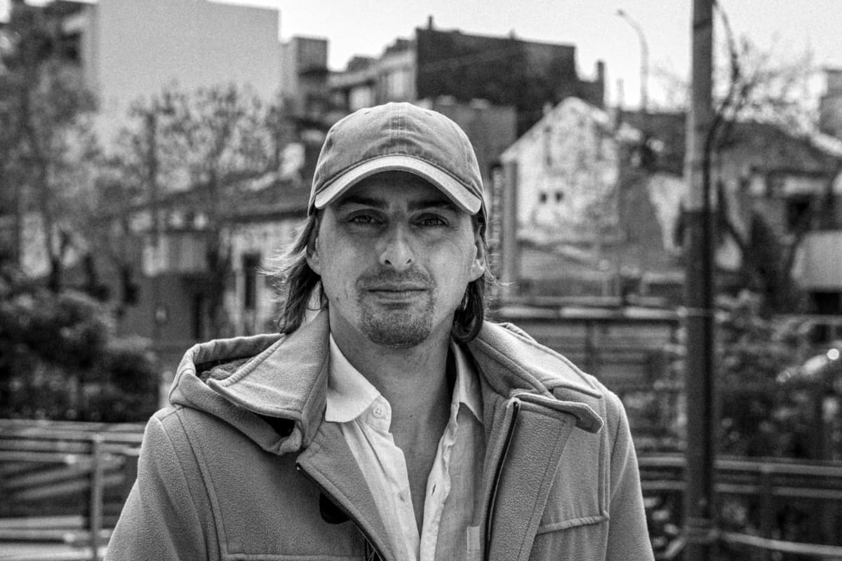 Tomás Ekmekdjian tiene 35 años y vive en Uruguay.