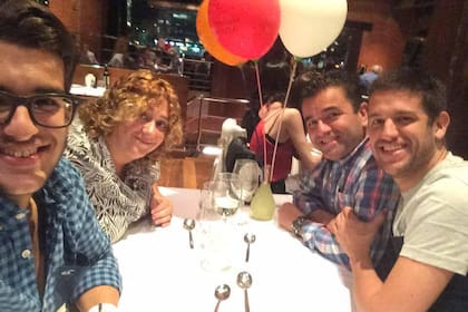 Tomás Emery (izquierda) junto a su padres y su hermano Gastón (Facebook)