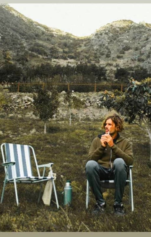 Tomás, en las Islas Canarias. Allí, a la semana consiguieron empleo, alquilaron una bella casita en la montaña y se empadronaron.
