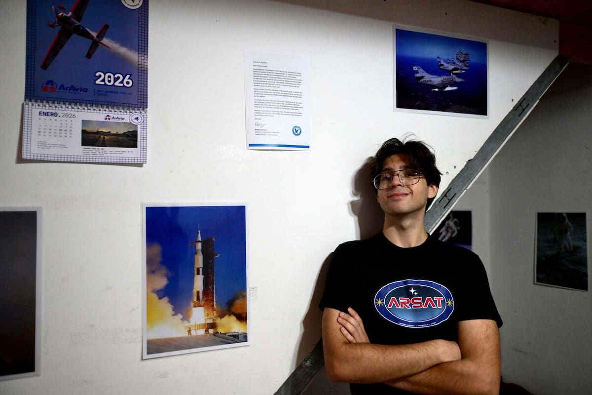 Tomás en su habitación, repleta de pósters de naves espaciales, de la residencia estudiantil en La Plata