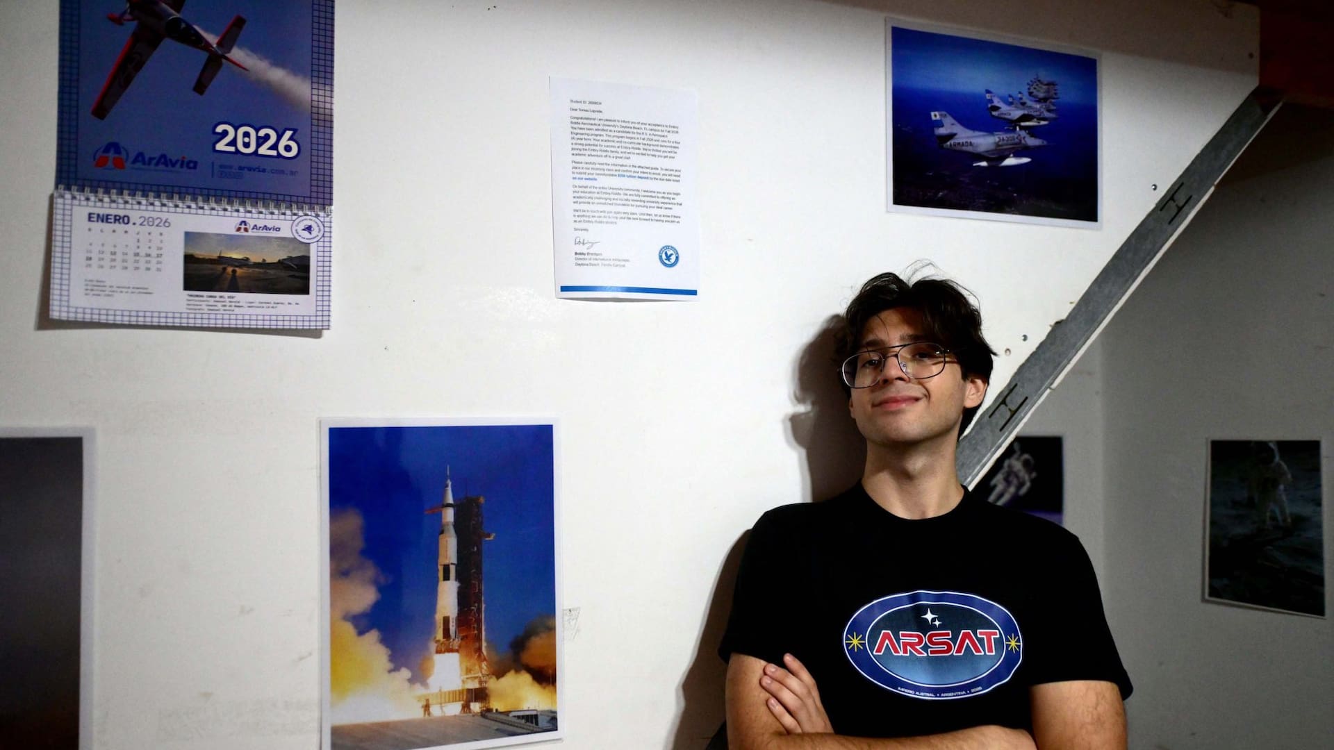 Tomás en su habitación, repleta de pósters de naves espaciales, de la residencia estudiantil en La Plata