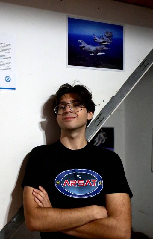 Tomás en su habitación, repleta de pósters de naves espaciales, de la residencia estudiantil en La Plata
