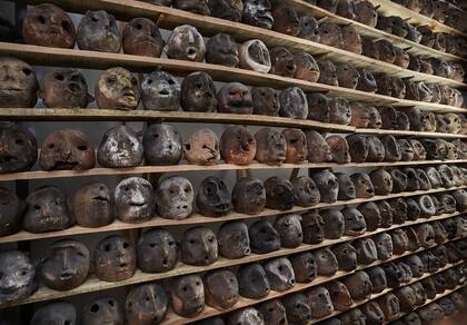 TOMÁS ESPINA. Detalle de la instalación Haití, realizada con cabezas de terracota