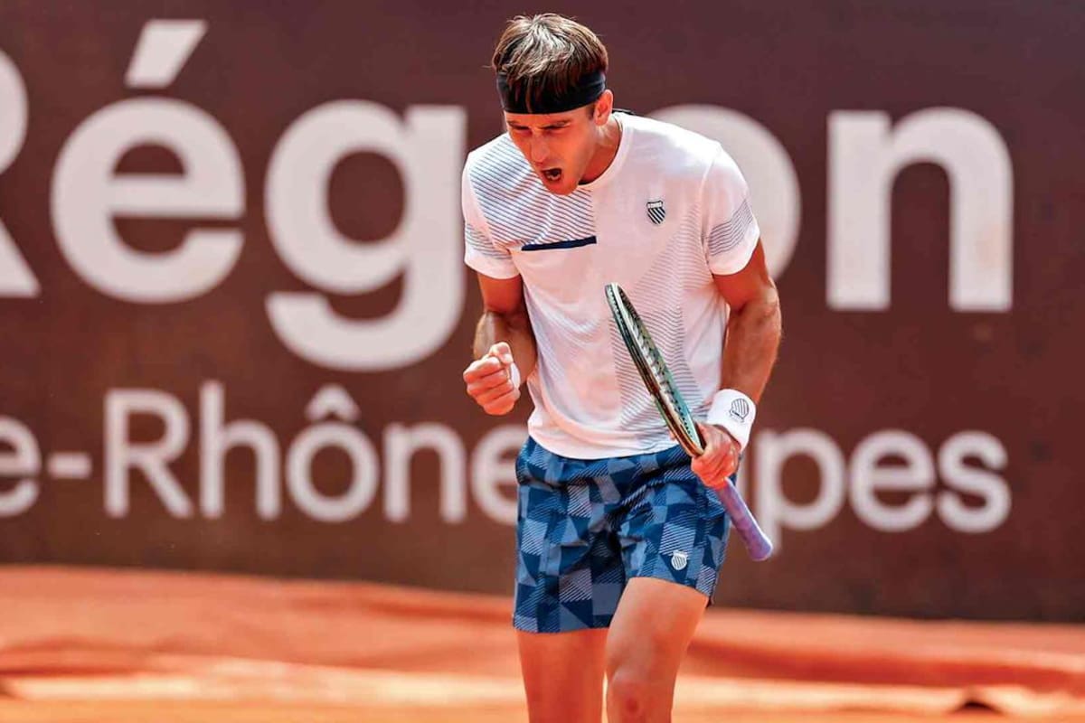 Tomás Etcheverry celebra el triunfo ante Luciano Darderi, que le permitió avanzar a la final del ATP de Lyon