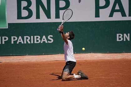 Tomás Etcheverry celebra un triunfo en Roland Garros
