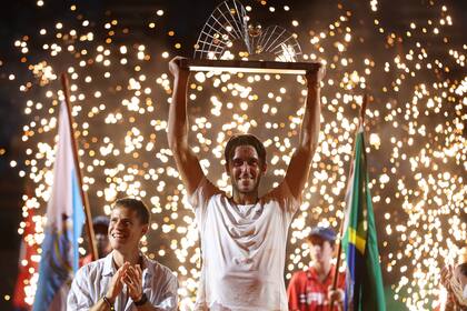Tomás Etcheverry con el trofeo de campeón carioca: se lo entregó Diego Schwartzman, ganador en 2018