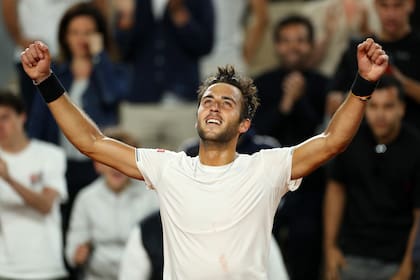 Tomás Etcheverry, en su mejor momento en el tenis, celebra el avance a los cuartos de final de Roland Garros