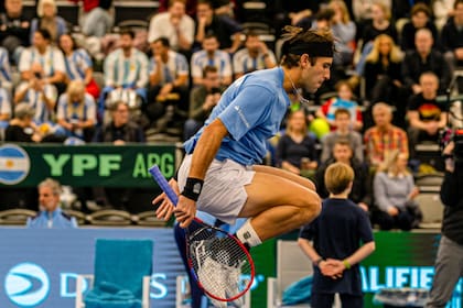 Tomás Etcheverry enfrenta este viernes a Casper Ruud, el N° 5 del ranking mundial y máxima figura en la serie vs. Noruega