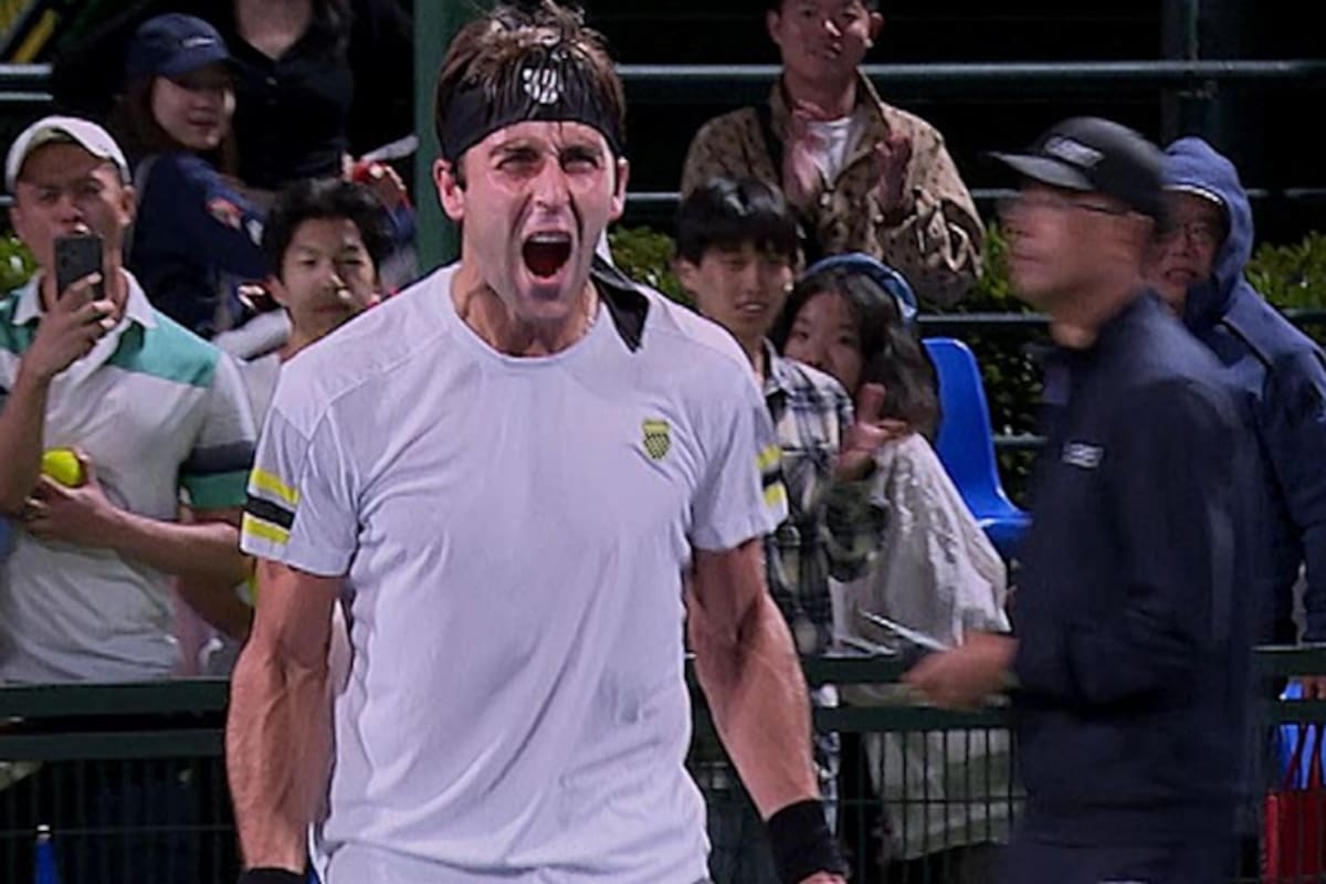 Tomás Etcheverry festeja tras haber ganado en el Masters 1000 de Shangái