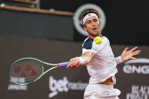 Tomás Etcheverry impacta de drive en el Río Open frente al portugués Jaime Faria; este sábado se medirá en una semifinal con el checo Vit Kopriva.