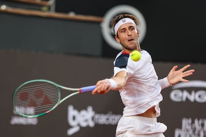 Tomás Etcheverry impacta de drive en el Río Open frente al portugués Jaime Faria; este sábado se medirá en una semifinal con el checo Vit Kopriva.