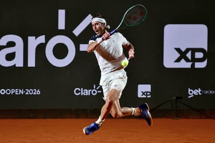 Tomás Etcheverry impactando un drive a la carrera en la final del Río Open