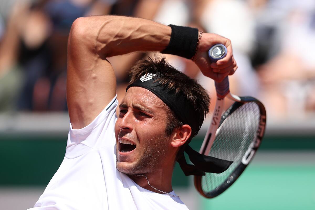 Tomás Etcheverry venció a Alex De Minaur y avanzó a la tercera ronda de Roland Garros