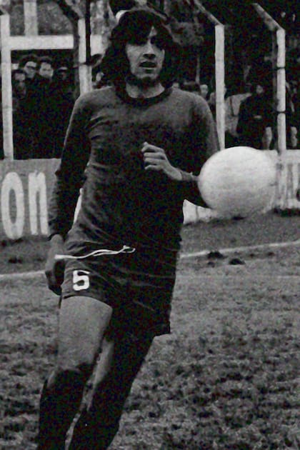 El Trinche, mira para un costado antes del partido en el que el combinado rosarino le ganó a la selección argentina por 3 a 1 en 1974
