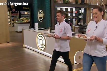 Tomás Fonzi y Mica Viciconte presentando sus últimos platos