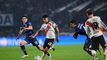 Tomás Galván conduce la pelota
