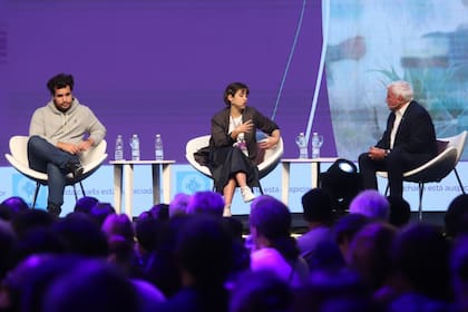 Tomás Giovanetti y Delfina Pignatiello mientras contaban sus historias en el cierre del Congreso CREA