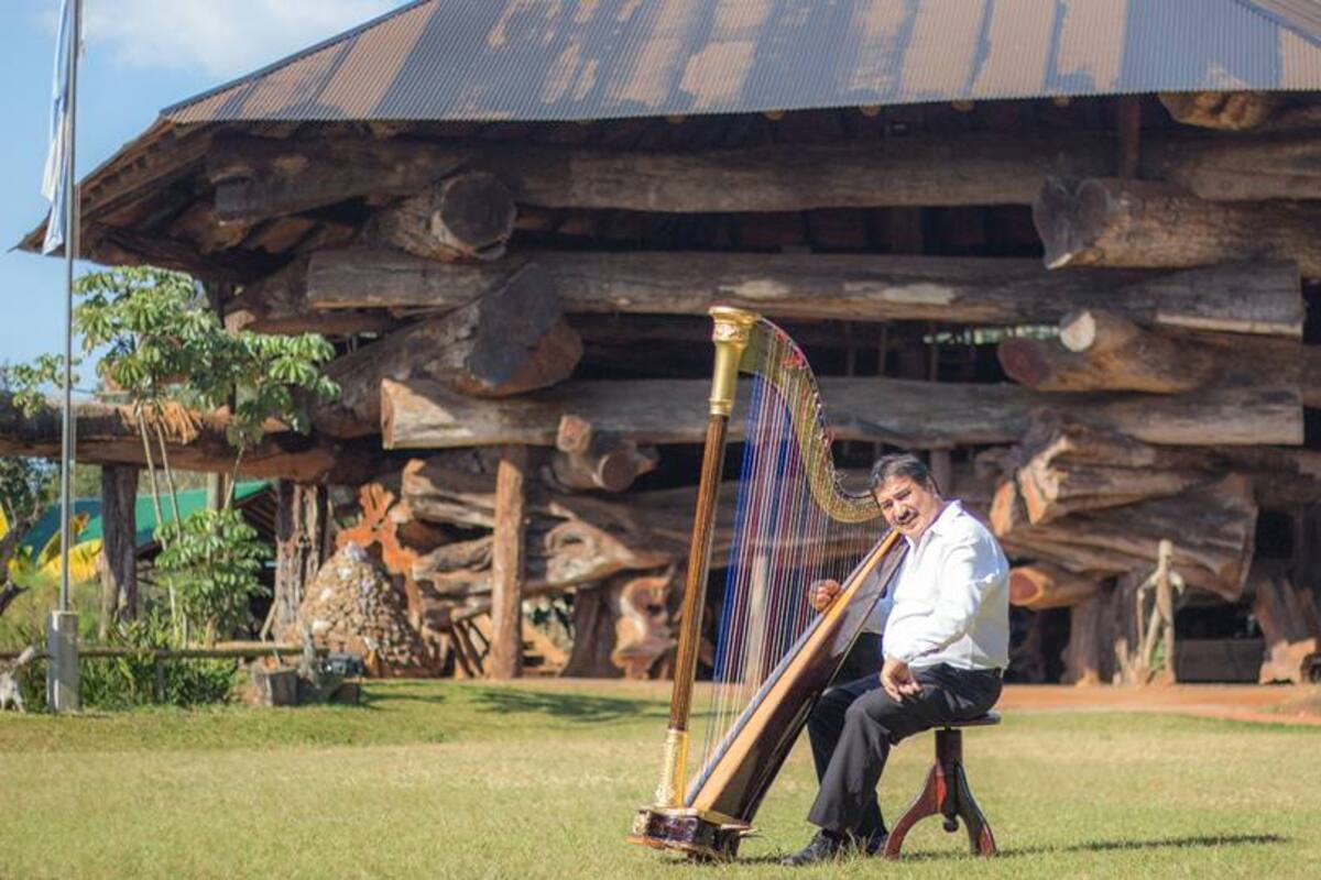 Tomás González junto con su inseparable arpa, que lo convirtió en una celebridad en Puerto Iguazú