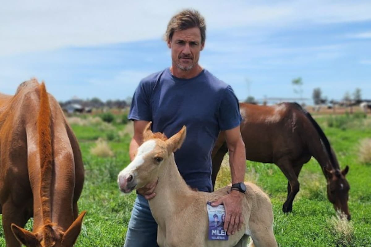 Tomás Gortari junto a la potranca recién nacida a la que llamó Victoria