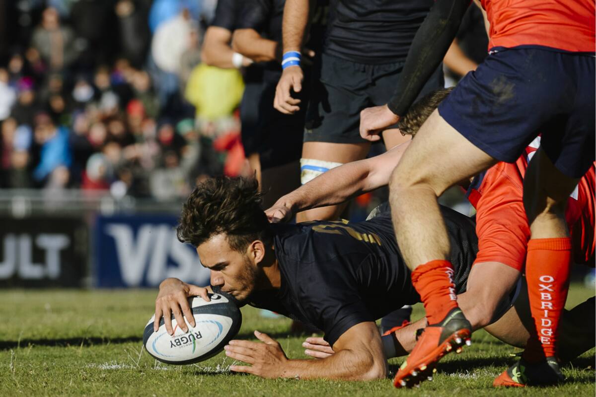 Tomás Granella apoya en el in-goal chileno