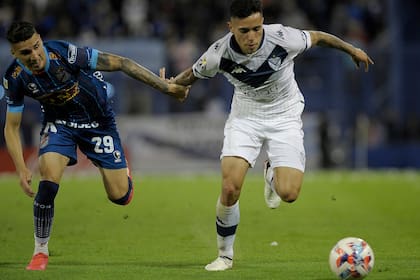 Tomás Guidara, lateral derecho de Vélez, se escapa ante la marca de Benavídez