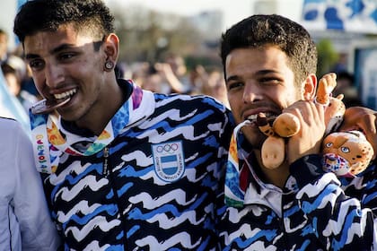 Tomás Herrera y Felipe Modarelli, también muerden sus medallas ganadas en su especialidad, el remo