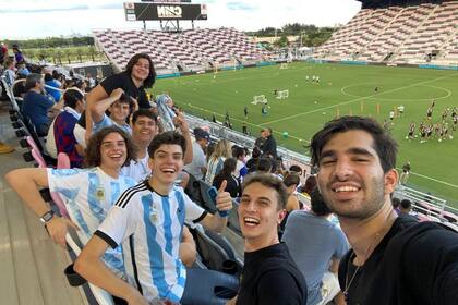 Tomás Horcada, sus amigos, y la felicidad de los hinchas argentinos por estar cerca de la selección nacional