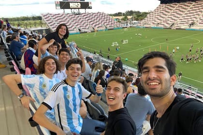 Tomás Horcada, sus amigos, y la felicidad de los hinchas argentinos por estar cerca de la selección nacional