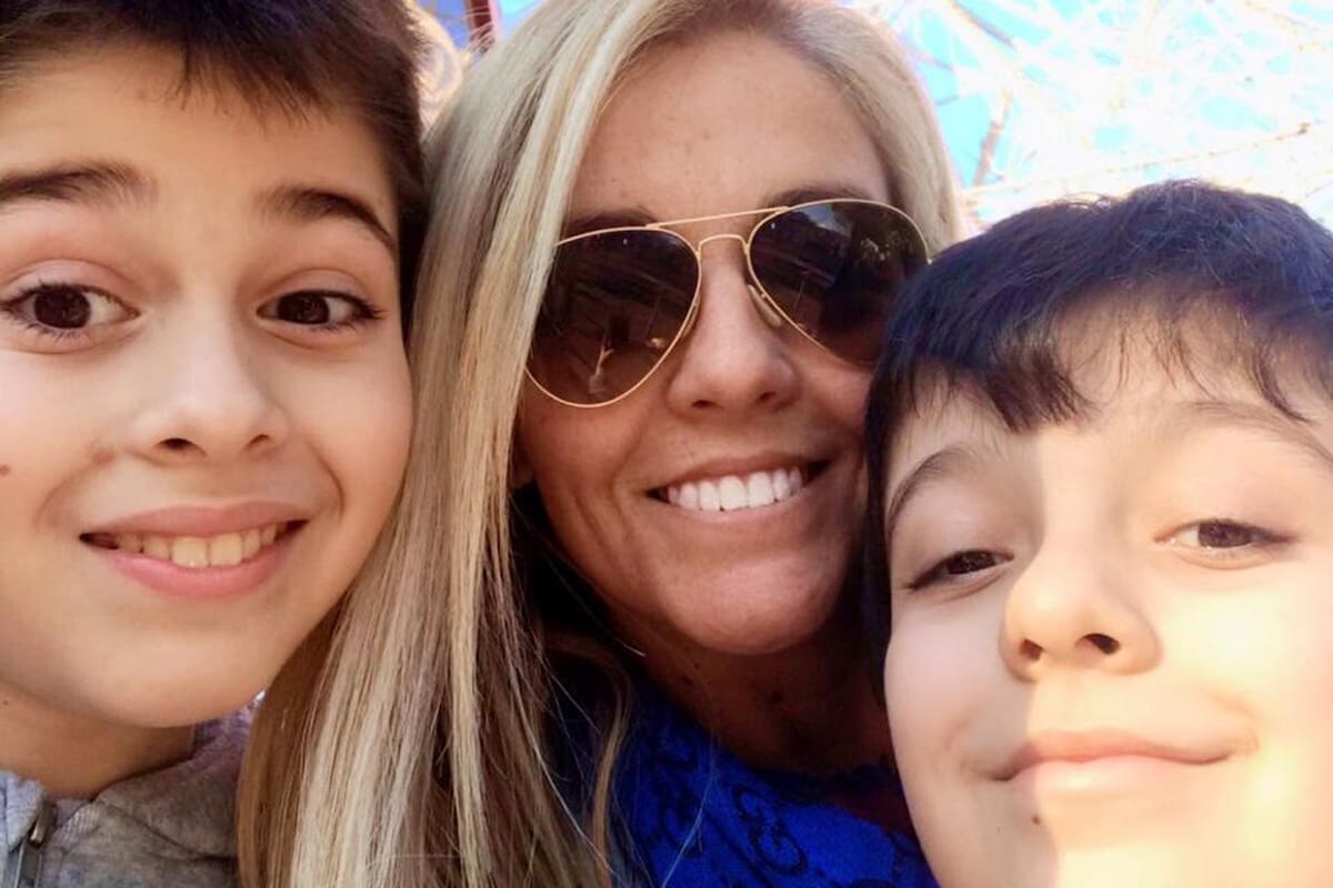 Tomás (izquierda), con su mamá, Celeste y su hermano Francisco