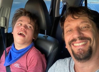 Tomás junto a su padre