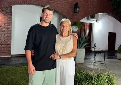 Tomás junto a su abuela Olga, quien le cocina todos los mediodías