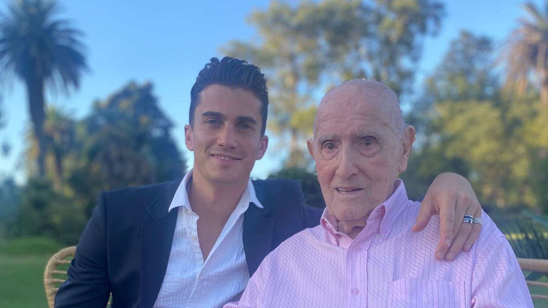 Tomás junto a su abuelo Salvador, fundador de las heladerías Freddo.