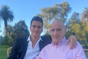 Tomás junto a su abuelo Salvador, fundador de las heladerías Freddo.
