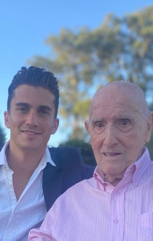 Tomás junto a su abuelo Salvador, fundador de las heladerías Freddo.