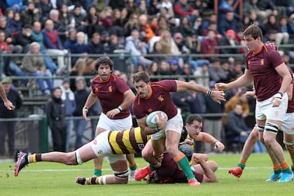 Tomás Keena ataca y es tackleado, pero cuenta con respaldo de Félix Branca y Jerónimo Ureta; Newman fue superior a Belgrano y, más allá de una caída ante CUBA, lo es frente a todos en el Top 13 de la URBA.