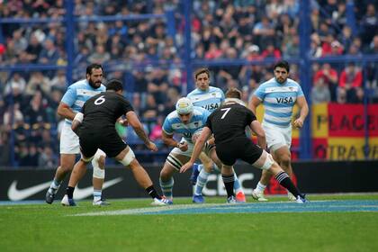 Tomás Lavanini encara neozelandeses con la pelota en el estadio José Amalfitani; Buenos Aires acogerá el segundo Pumas vs. All Blacks del año.