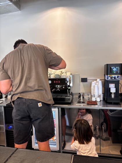 Tomás Lavanini en la barra de FOMO Café con su ayudante más chiquita y más querida: su hija Greta