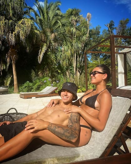 Tomás Lavezzi tomando sol junto a su novia Martina