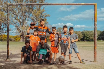 Tomás Machuca creó unas canilleras reciclables que llegaron a los barrios más carenciados de Rosario
Foto: Gentileza Tomás Machuca