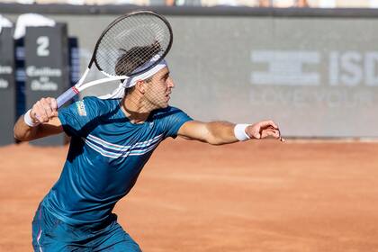 Tomás Martín Etcheverry doblegó a un compañero de generación, Sebastián Báez, y jugará en el ATP 250 de Santiago la primera final de su carrera en el nivel ATP Tour, a los 23 años.