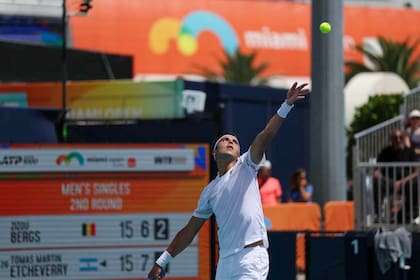 Tomás Martín Etcheverry se basó en el clásico poder de su saque: venció con dos tie breaks al belga Zizou Bergs en el Masters 1000 de Miami.