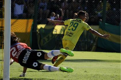 Tomás Martínez celebra su gol, el primero del Halcón