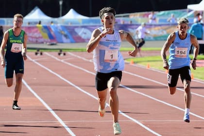 Tomás Mondino ganó la prueba de los 100 metros en Rosario 2022 con un tiempo de 10s48