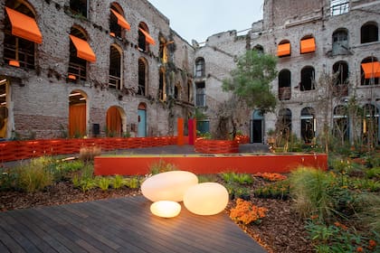 Tomás Nadares recibió el premio a "Mejor Espacio Exterior" en el patio central y se adueñó de la magnífica arquitectura creando un proyecto contemporáneo muy apoyado en el color