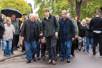 Tomás, nieto de Brandoni, llevó el cajón junto
con Carlos Rottemberg, que fue amigo del actor por casi cinco décadas. “Está donde él quería estar: en el panteón de actores”, dijo sobre Brandoni, a quien definió como un ícono cultural