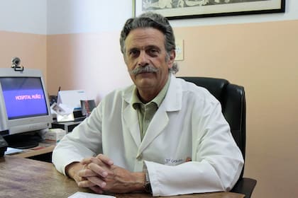 El médico infectólogo, Tomás Orduna, explicó que esta estrategia permitirá "aplastar" la curva de contagios