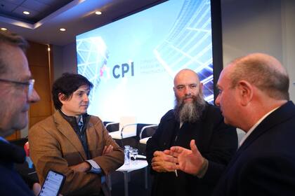 Tomás Palazón, de la SRA; Bernardino Capra, de la Asociación Argentina de Carreteras, y Gustavo Villa Uria