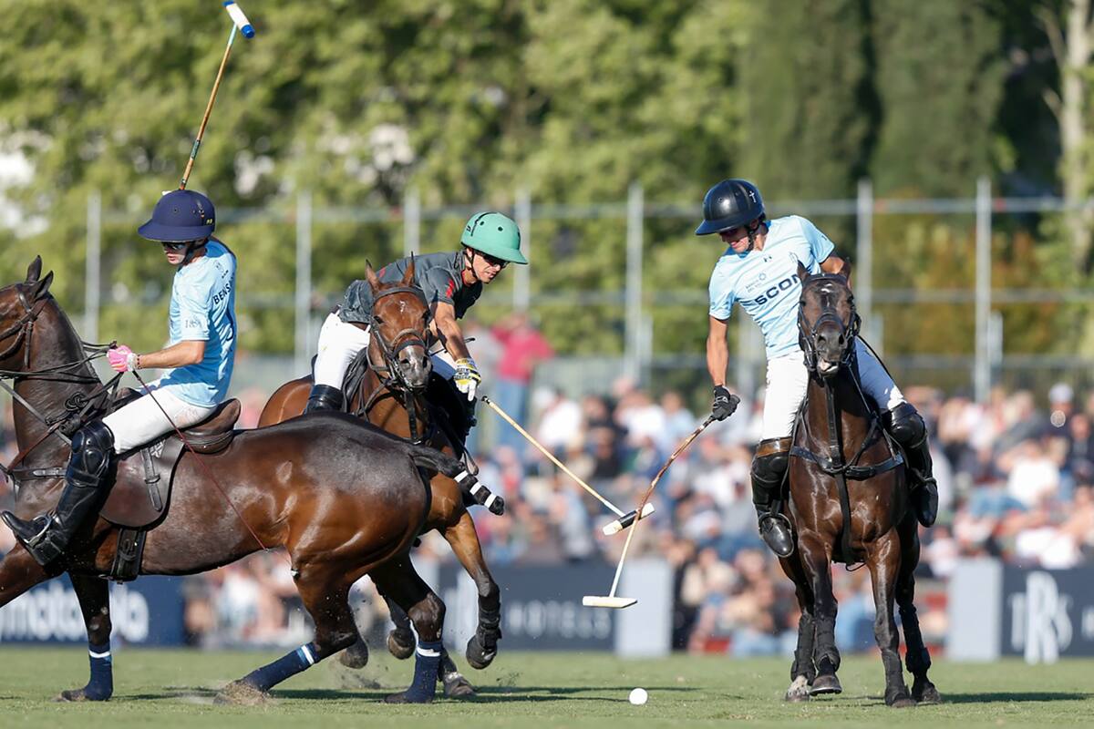Tomás Panelo, la figura de Cría La Dolfina, se encuentra con el taco defeensor de Juan Britos, debutante en La Irenita; el club de Cañuelas dio el primer golpe de la temporada alta de polo, en el Abierto de Tortugas.